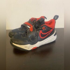 BOYS' NIKE LITTLE KID TEAM HUSTLE D11 BASKETBALL SHOES size: 1